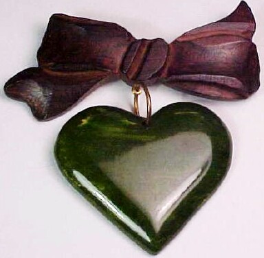 BP176 wood bow/ green bakelite heart pin